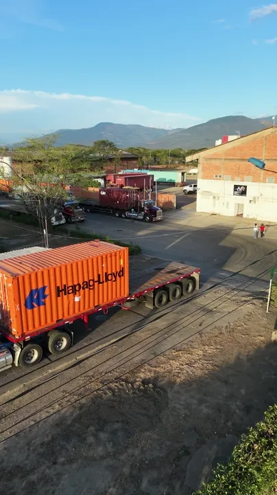Toma aérea con dron de una terminal logística